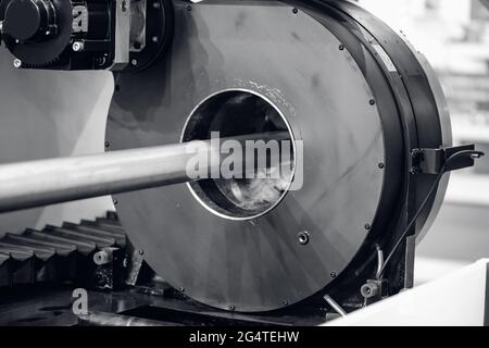 Nahaufnahme Reitstock Detail-Maschine CNC-Fräsen verarbeitet Stahlteil auf industrieller Fabrik. Stockfoto