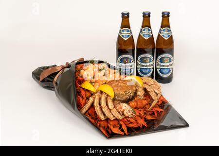 Drei Flaschen Bier neben Meeresfrüchten. Die Bayerische Staatsbrauerei Weihenstepher ist die älteste der Welt. Das beste Geschenk für einen Mann. Russland, Tatarstan, Ju Stockfoto