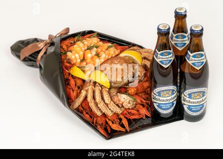 Drei Flaschen Bier neben Meeresfrüchten. Die Bayerische Staatsbrauerei Weihenstepher ist die älteste der Welt. Das beste Geschenk für einen Mann. Russland, Tatarstan, Ju Stockfoto