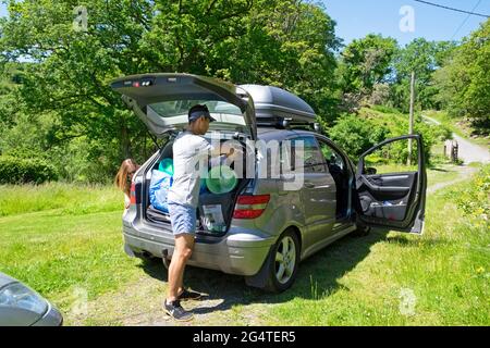 Familienpackwagen, der sich auf den Urlaub vorbereitet, nachdem die pandemische Sperre von 19 2021 in Wales, Großbritannien, VERRINGERT WURDE. KATHY DEWITT Stockfoto