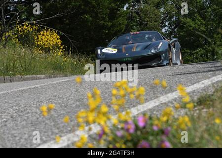 Panzano in Chianti, Italien 18. juni 2021: Unbekannt fährt einen Ferrari 488 Pista Spider 2020 während des Ferrari Tribute Mille Miglia 2021. Italien Stockfoto