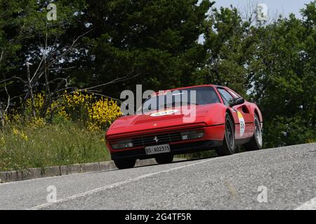 Panzano in Chianti, Italien 18. juni 2021: Unbekannt fährt einen Ferrari 328 GTS 1987 während des Ferrari Tribute Mille Miglia 2021. Italien Stockfoto