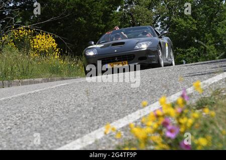 Panzano in Chianti, Italien 18. juni 2021: Unbekannt fährt einen Ferrari 575 SUPERAMERICA 2006 während des Ferrari Tribute Mille Miglia 2021. Italien Stockfoto