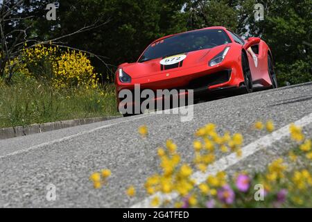Panzano in Chianti, Italien 18. juni 2021: Unbekannt fährt einen Ferrari 488 Pista Spider 2019 während des Ferrari Tribute Mille Miglia 2021. Italien Stockfoto