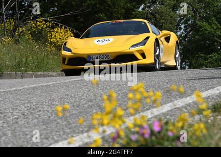 Panzano in Chianti, Italien 18. juni 2021: Unbekannt fährt einen Ferrari F8 SPIDER 2020 während des Ferrari Tribute Mille Miglia 2021. Italien Stockfoto