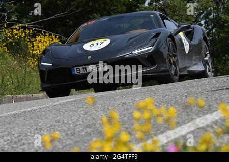 Panzano in Chianti, Italien 18. juni 2021: Unbekannt fährt einen Ferrari F8 Spider 2021 während des Ferrari Tribute Mille Miglia 2021. Italien Stockfoto