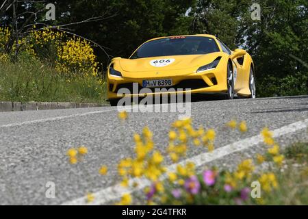 Panzano in Chianti, Italien 18. juni 2021: Unbekannt fährt einen Ferrari F8 SPIDER 2020 während des Ferrari Tribute Mille Miglia 2021. Italien Stockfoto