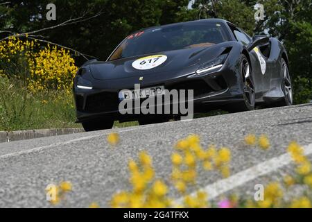 Panzano in Chianti, Italien 18. juni 2021: Unbekannt fährt einen Ferrari F8 Spider 2021 während des Ferrari Tribute Mille Miglia 2021. Italien Stockfoto