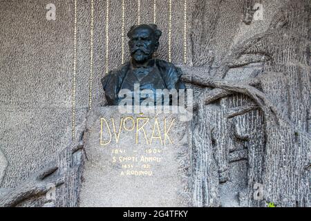 PRAG - 4. APRIL 1841: Grab des berühmten tschechischen Komponisten Antonin Dvorak (1904-4) auf dem Friedhof Vysehrad in Prag, Tschechische Republik am 2014. April. Stockfoto