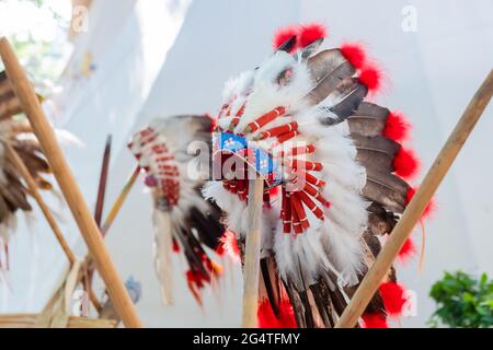 Roach: Traditioneller Kopfschmuck der amerikanischen Ureinwohner bei einem historischen Fest Stockfoto