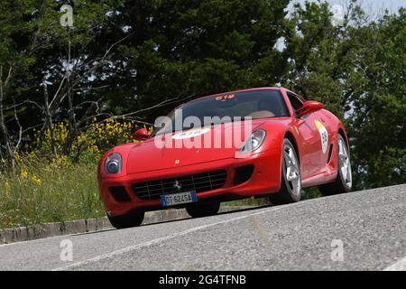 Panzano in Chianti, Italien 18. juni 2021: Unbekannt fährt einen Ferrari 599 GTB Fiorano 2007 während des Ferrari Tribute Mille Miglia 2021. Italien Stockfoto