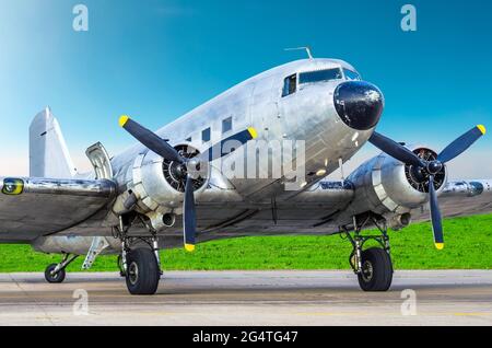 Turbo-Prop Vintage-Flugzeug am Flughafen geparkt, glänzend Metall Rumpf Flugzeug Stockfoto