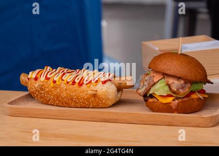 Frische Burger- und U-Boot-Hotdog-Sandwiches am Schalter - Nahaufnahme Stockfoto