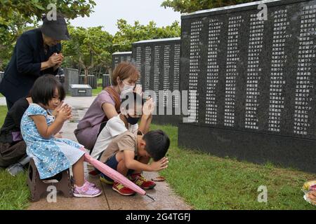 Itoman, Japan. Juni 2021. Die Gläubigen beten am Mittwoch, den 23. Juni 2021, vor dem Denkmal „Cornerstone of Peace“ im Peace Memorial Park in Itoman, Okinawa, Japan, für die Opfer. Foto von Keizo Mori/UPI Credit: UPI/Alamy Live News Stockfoto