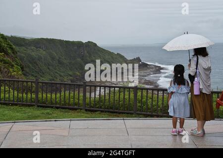 Itoman, Japan. Juni 2021. Im Peace Memorial Park in Itoman, Okinawa, Japan, beten die Gläubigen am Mittwoch, den 23. Juni 2021, für die Opfer. Foto von Keizo Mori/UPI Credit: UPI/Alamy Live News Stockfoto