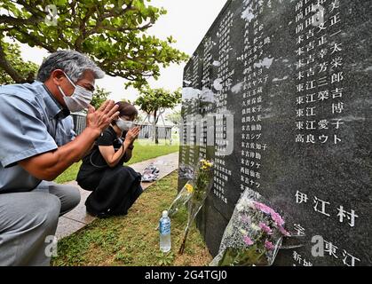 Itoman, Japan. Juni 2021. Die Gläubigen beten am Mittwoch, den 23. Juni 2021, vor dem Denkmal „Cornerstone of Peace“ im Peace Memorial Park in Itoman, Okinawa, Japan, für die Opfer. Foto von Keizo Mori/UPI Credit: UPI/Alamy Live News Stockfoto