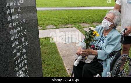 Itoman, Japan. Juni 2021. Die Gläubigen beten am Mittwoch, den 23. Juni 2021, vor dem Denkmal „Cornerstone of Peace“ im Peace Memorial Park in Itoman, Okinawa, Japan, für die Opfer. Foto von Keizo Mori/UPI Credit: UPI/Alamy Live News Stockfoto