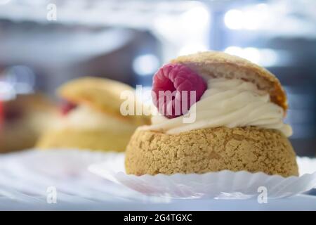 Sortiment von frischen Kuchen mit Creme und Beeren auf Ladentisch zum Verkauf Stockfoto