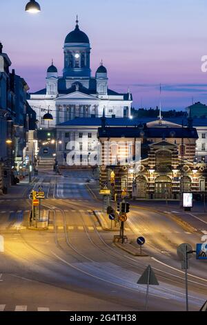 Helsinki / Finnland - 22. JUNI 2021: Wunderschöne nächtliche Stadtlandschaft der Innenstadt von Helsinki. Die Kathedrale von Helsinki im Hintergrund und der beleuchtete Markt Ha Stockfoto