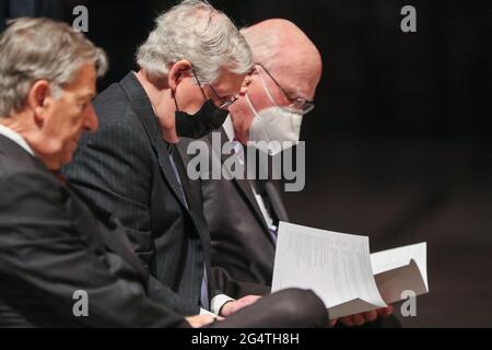 Mitch McConnell (R-KY), Vorsitzender der Senatsminorität, und Senator Patrick Leahy (D-VT) lasen vor der Beerdigungszeremonie von Senator John Warner in der Washington National Cathedral am Mittwoch, den 23. Juni 2021 in Washington, DC. Foto von Oliver Contreras/Pool/ABACAPRESS.COM Stockfoto