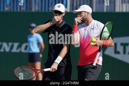 Jamie Murray (links) und Luke Bambridge in ihrem Spiel gegen Fabrice Martin und Edouard Roger-Vasselin am fünften Tag der Viking International im Devonshire Park, Eastbourne. Bilddatum: Mittwoch, 23. Juni 2021. Stockfoto