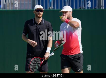 Jamie Murray (links) und Luke Bambridge in ihrem Spiel gegen Fabrice Martin und Edouard Roger-Vasselin am fünften Tag der Viking International im Devonshire Park, Eastbourne. Bilddatum: Mittwoch, 23. Juni 2021. Stockfoto