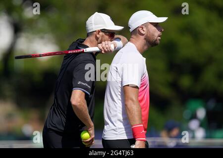 Jamie Murray (links) und Luke Bambridge in ihrem Spiel gegen Fabrice Martin und Edouard Roger-Vasselin am fünften Tag der Viking International im Devonshire Park, Eastbourne. Bilddatum: Mittwoch, 23. Juni 2021. Stockfoto