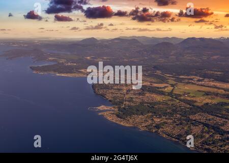 Luftaufnahme des Qualicum Beach von einem Flugzeug am Ufer der Straße von Georgi Stockfoto