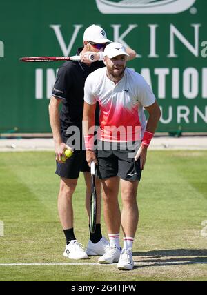 Jamie Murray (links) und Luke Bambridge in ihrem Spiel gegen Fabrice Martin und Edouard Roger-Vasselin am fünften Tag der Viking International im Devonshire Park, Eastbourne. Bilddatum: Mittwoch, 23. Juni 2021. Stockfoto