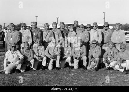USMC Navajo Code Talkers der 3. Und 4. Division Navajo Code Talker-Züge des Zweiten Weltkriegs, in Uniform ihrer Einheit gekleidet, posieren für ein Gruppenfoto im Camp Pendleton während eines Gedenkens an die Landung auf Iwo Jima am 1. Februar 1987. (USA) Stockfoto