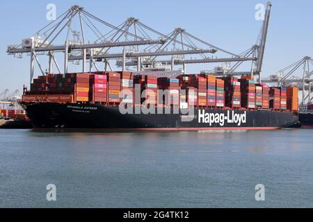 Das Containerschiff Brussels Express wird am 29. Mai 2021 im Hafen von Rotterdam entladen. Stockfoto