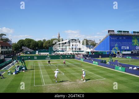 Jamie Murray (ganz links) und Luke Bambridge in ihrem Spiel gegen Fabrice Martin und Edouard Roger-Vasselin am fünften Tag der Viking International im Devonshire Park, Eastbourne. Bilddatum: Mittwoch, 23. Juni 2021. Stockfoto