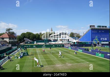 Jamie Murray (rechts links) und Luke Bambridge in ihrem Spiel gegen Fabrice Martin und Edouard Roger-Vasselin am fünften Tag der Viking International im Devonshire Park, Eastbourne. Bilddatum: Mittwoch, 23. Juni 2021. Stockfoto