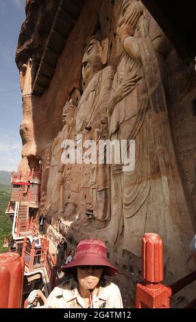 Am Montag, den 21. Juni 2021, besuchen Touristen die Maijishan-Grotten mit 7.200 buddhistischen Skulpturen und einer Reihe von 194 Höhlen, die an der Seite des Maiji-Berges in Tianshui, nordwestlich der Provinz Gansu, geschnitten wurden. Die Maiji-Grotten gehören zum UNESCO-Weltkulturerbe. Im letzten Jahrzehnt war China der weltweit führende Finanzierer im globalen Tourismus, während inländischer und inländischer Tourismus fast 11 Prozent des BIP ausmachte, da China laut dem Ministerium für Kultur und Tourismus weiterhin eines der fünf meistbesuchten Länder der Welt ist. Foto von Stephen Shaver/UPI Stockfoto