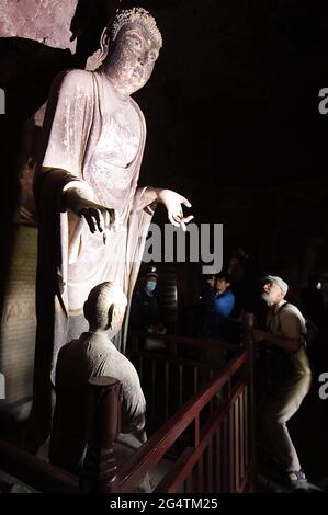 Am Montag, den 21. Juni 2021, besuchen Touristen die Maijishan-Grotten mit 7.200 buddhistischen Skulpturen und einer Reihe von 194 Höhlen, die an der Seite des Maiji-Berges in Tianshui, nordwestlich der Provinz Gansu, geschnitten wurden. Die Maiji-Grotten gehören zum UNESCO-Weltkulturerbe. Im letzten Jahrzehnt war China der weltweit führende Finanzierer im globalen Tourismus, während inländischer und inländischer Tourismus fast 11 Prozent des BIP ausmachte, da China laut dem Ministerium für Kultur und Tourismus weiterhin eines der fünf meistbesuchten Länder der Welt ist. Foto von Stephen Shaver/UPI Stockfoto