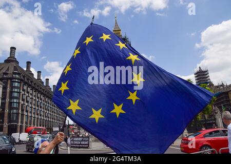 London, Großbritannien. Juni 2021. Ein Demonstrator schwingt eine EU-Flagge. Anti-Brexit-Demonstranten versammelten sich am fünften Jahrestag des Referendums vor dem Parlament. (Kredit: Vuk Valcic / Alamy Live News) Stockfoto