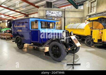 Jone's Metzger van, ein 1935 zwei-Tonnen-Ford BB, wie in Dad's Army, der BBC Comedy Show im Bressingham Steam Museum, Norfolk, England, Großbritannien, gezeigt Stockfoto