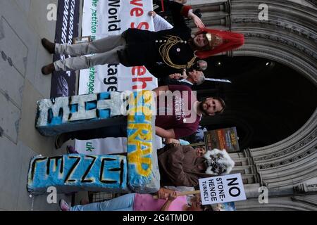 Rette Stonehenge Demonstranten und Unterstützer versammeln sich vor den königlichen Gerichten, wenn der Appell beginnt, also stoppe den Straßentunnel der A303. Zu den langjährigen juristischen Aktivisten gehörten King Arthur Pendragon, der Aktivismus der Heiligen Kunst und eine Reihe von Künstlern und Künstlern der jüngsten Ausstellung „Art in the Age of Now“ von Art below, die einen Teil einer Replik von Stonehenge mitbrachten Stockfoto