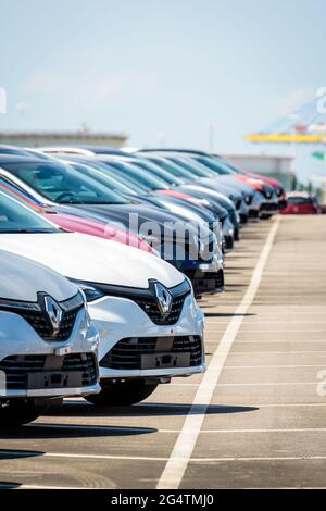 Brandneue Renault-Autos standen auf dem Parkplatz des Roll-on/Roll-off-Terminals (Ro-ro) im Hafen von Le Havre auf dem Platz. Stockfoto