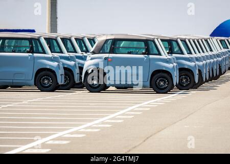 Auf dem Parkplatz des Roll-on/Roll-off-Terminals (Ro-Ro) im Hafen von Le Havre Reihen sich brandneue, lizenzfreie Citroën AMI-Elektroautos im Freien an. Stockfoto