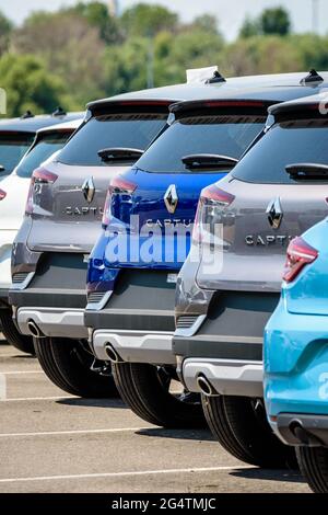 Brandneue Renault-Autos standen auf dem Parkplatz des Roll-on/Roll-off-Terminals (Ro-ro) im Hafen von Le Havre auf dem Platz. Stockfoto