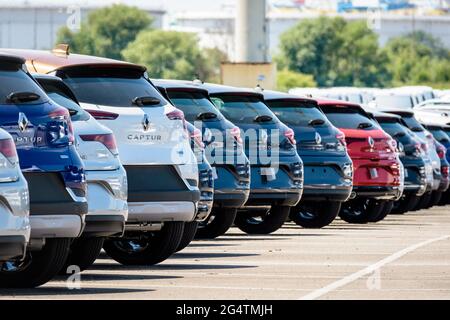 Brandneue Renault-Autos standen auf dem Parkplatz des Roll-on/Roll-off-Terminals (Ro-ro) im Hafen von Le Havre auf dem Platz. Stockfoto