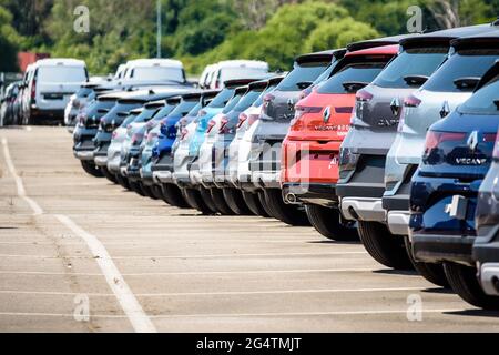 Brandneue Renault-Autos standen auf dem Parkplatz des Roll-on/Roll-off-Terminals (Ro-ro) im Hafen von Le Havre auf dem Platz. Stockfoto