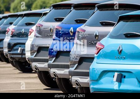 Brandneue Renault-Autos standen auf dem Parkplatz des Roll-on/Roll-off-Terminals (Ro-ro) im Hafen von Le Havre auf dem Platz. Stockfoto