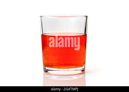 Ingwer-kohlensäurehaltige rote Getränk in Glas isoliert auf weiß Stockfoto