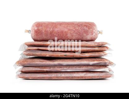 Gefrorenes Fleisch verpackt in einem Stapel. Vakuumversiegelte rohe Hähnchen und pute, in einer Vielzahl von Formen. Inklusive Rücken, Hals, Leber und Herz. Konzept für Stockfoto