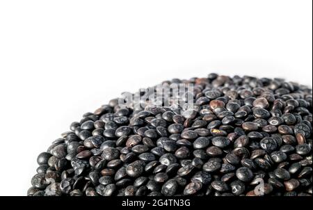 Beluga Linsen stapeln sich, Nahaufnahme. Viele kleine schwarze Bio-Linsen. Hülsenfrüchte mit erdigem Geschmack, fester Textur und hohem Eiweißgehalt. Verwendet als Beilage, in Sou Stockfoto