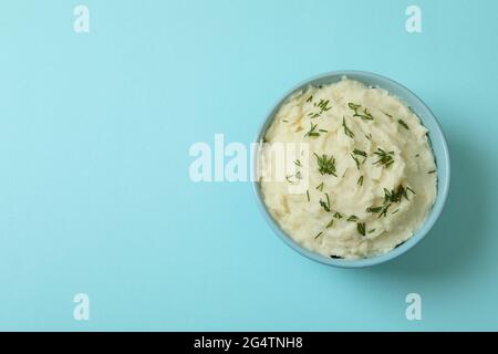 Teller Kartoffelpüree auf blauem Hintergrund Stockfoto