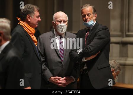 Der US-Senator Patrick Leahy (Demokrat von Vermont), Präsident pro tempore des US-Senats, und der US-Senator John Thune (Republikaner von South Dakota) sprechen vor der Beerdigungszeremonie des ehemaligen US-Senators John Warner (Republikaner von Virginia) in der Washington National Cathedral am Mittwoch, den 23. Juni 2021 in Washington, DC.Quelle: Oliver Contreras/Pool über CNP /MediaPunch Stockfoto