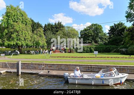 An einem sonnigen Sommertag, Surrey England, führt ein Flussschiff durch die Schleuse in Shepperton Stockfoto